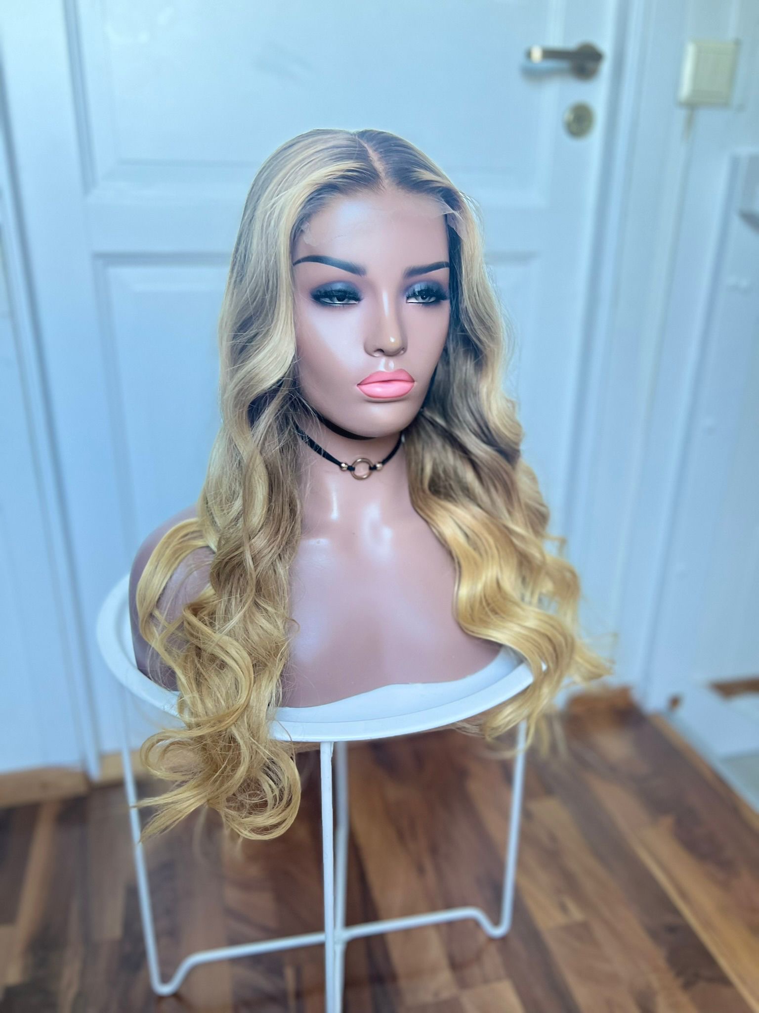 Blond bølget lace front-parykk